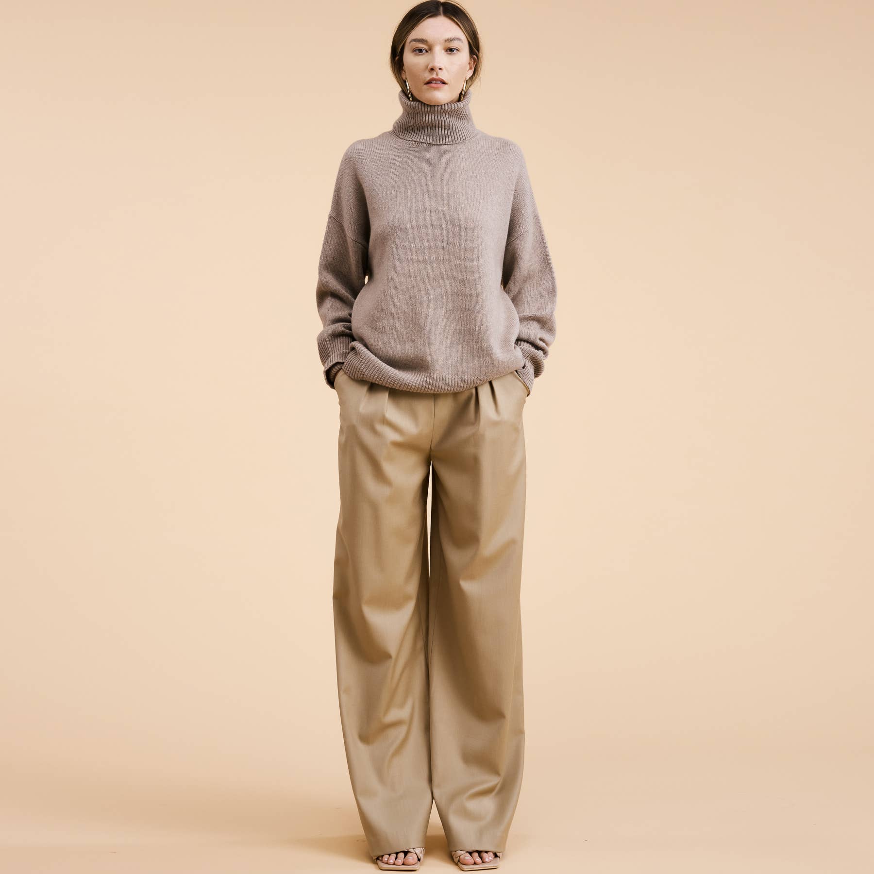 FLAT WHITE Alaise Cashmere Pullover Sweater in Taupe