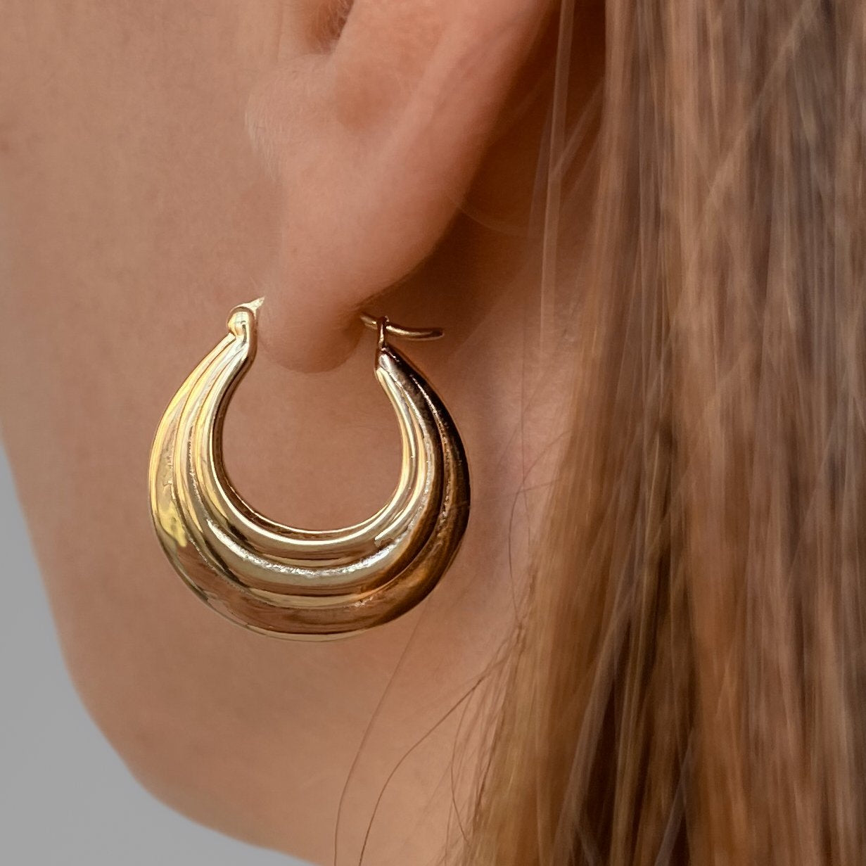 Amalie Hoop Earrings in Gold
