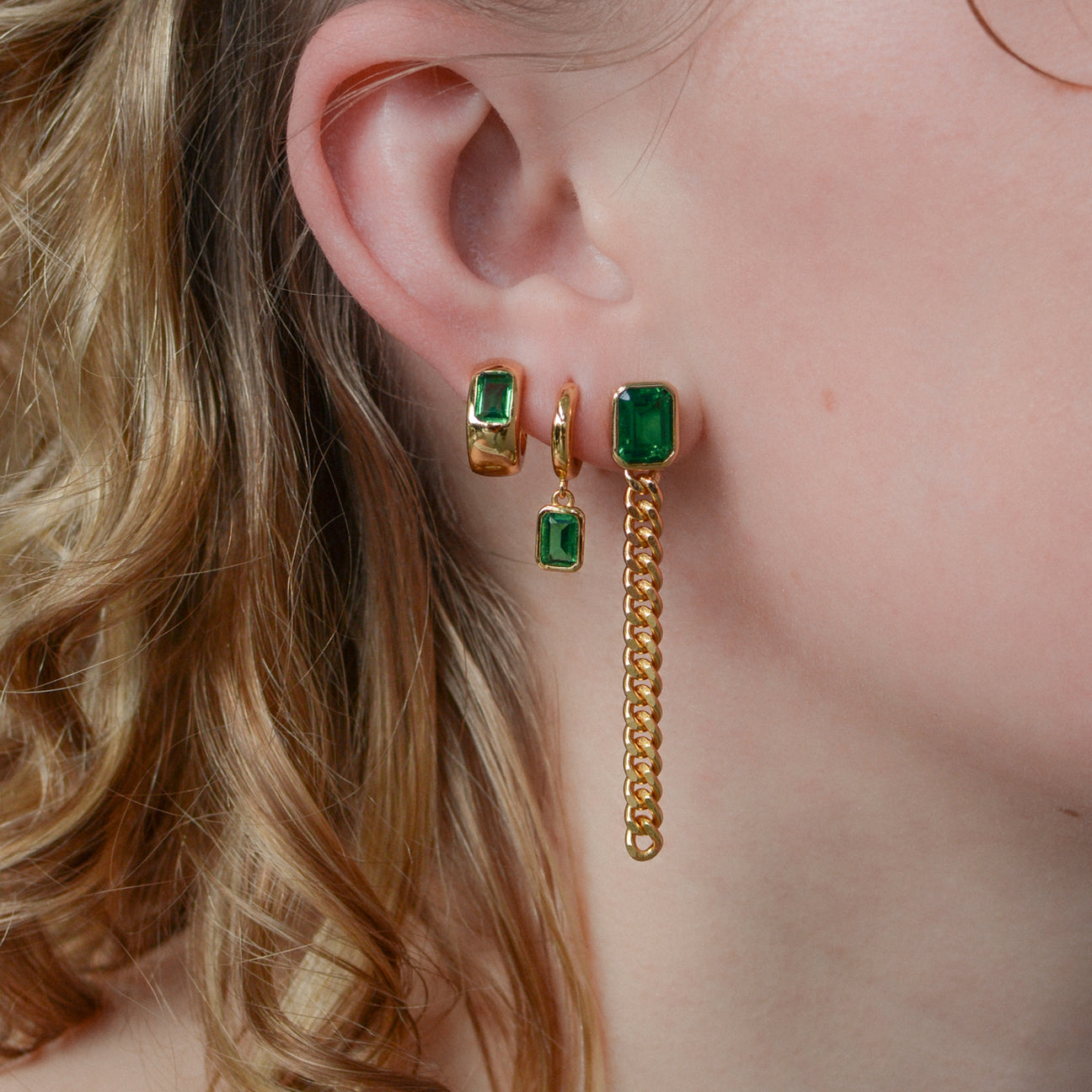 Manhattan Chain Earrings w Green Stone